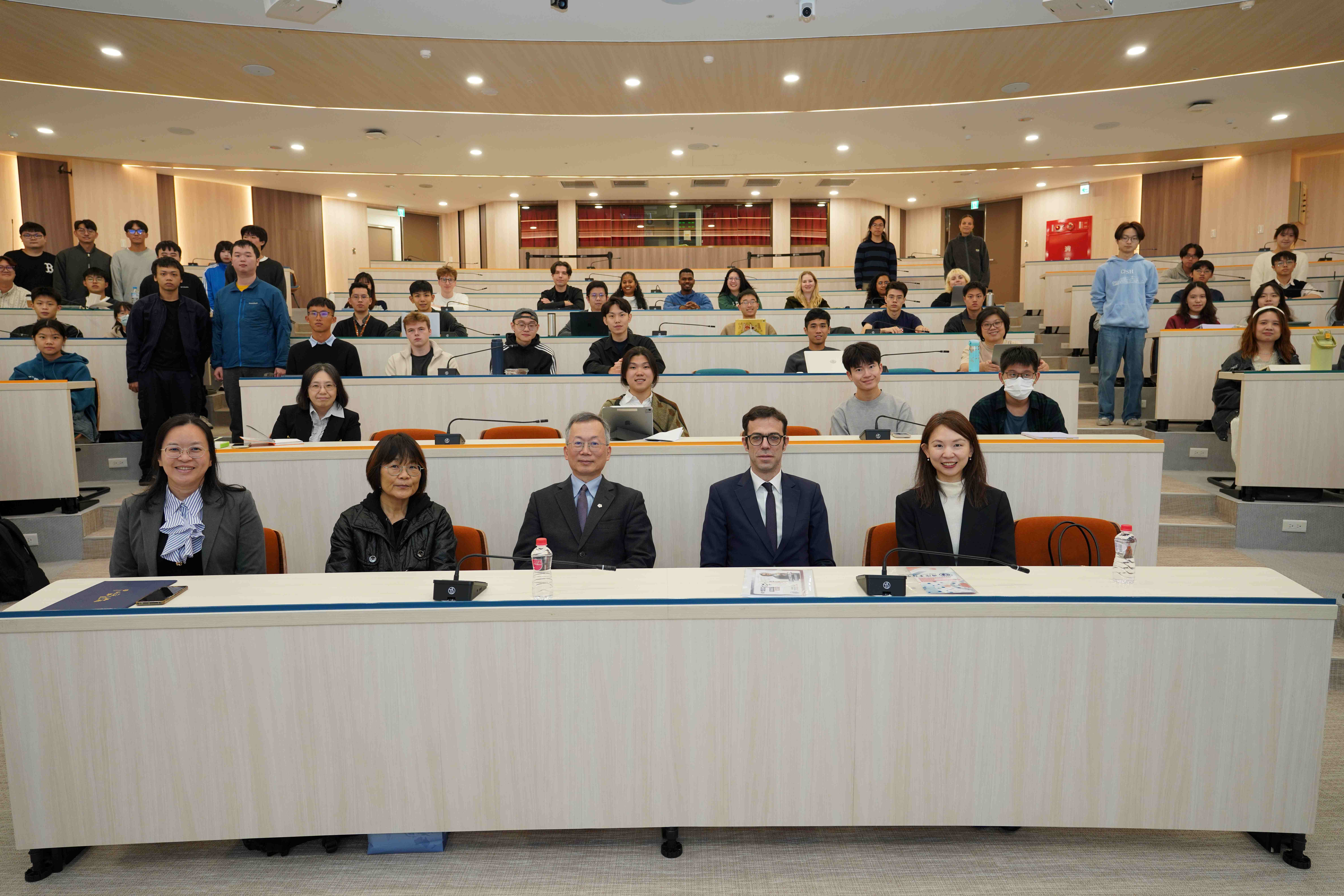 114/12/09 法國在台協會演講