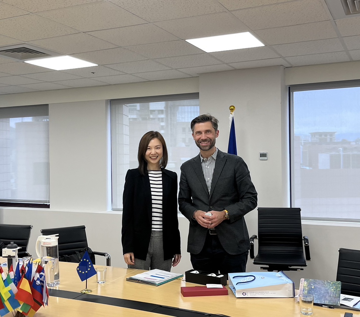 Program director, Prof. Cho-Hsin Su exchanging gifts with Mr. Filip Grzegorzewski, the head of the European Economic and Trade Office (EETO).