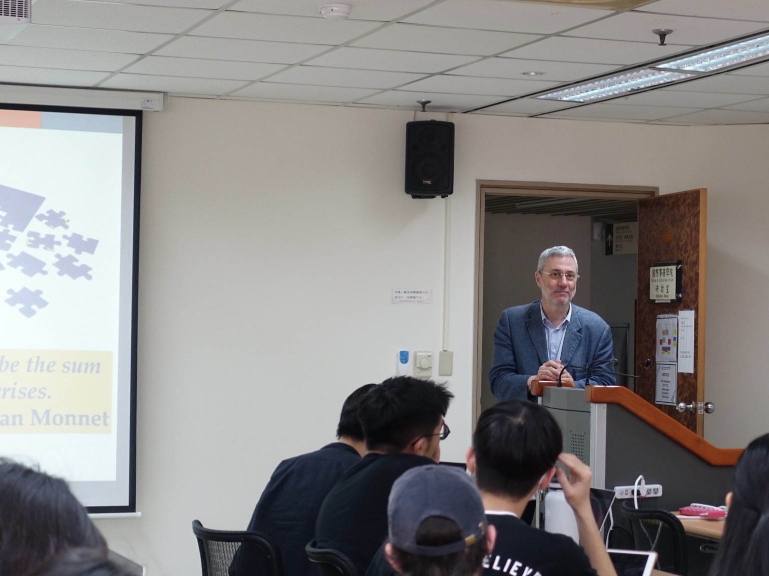 Professor Cresatti‵s first time in Taiwan, sharing his delicate proposal towards how to better integrate the Union